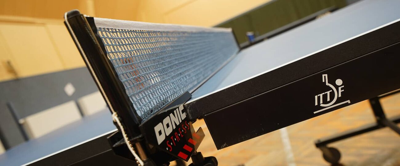 Detail stolu na stolní tenis Detail stolu na stolní tenis