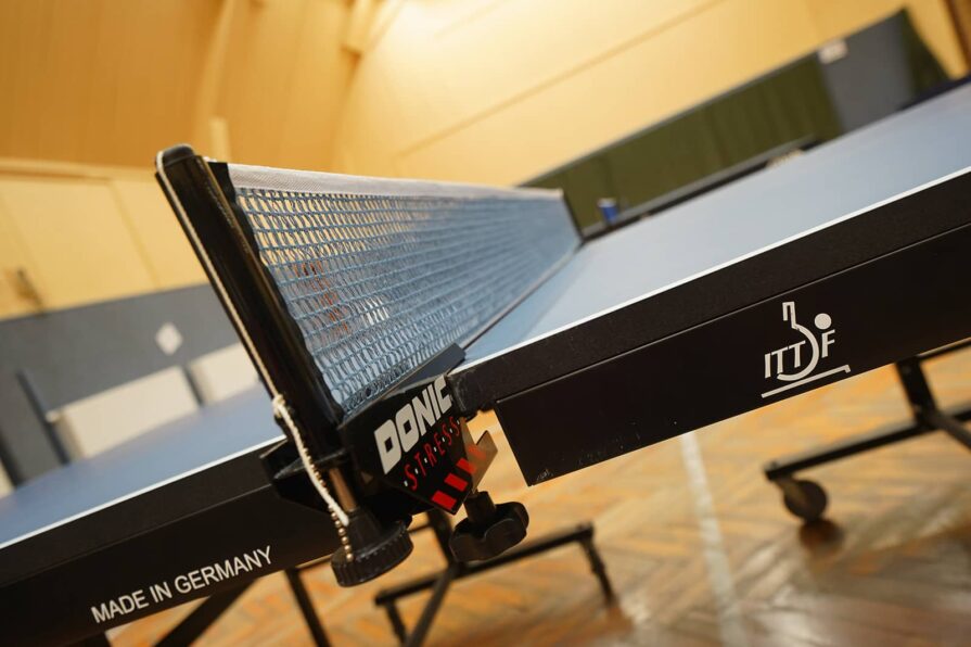 Detail stolu na stolní tenis Detail stolu na stolní tenis