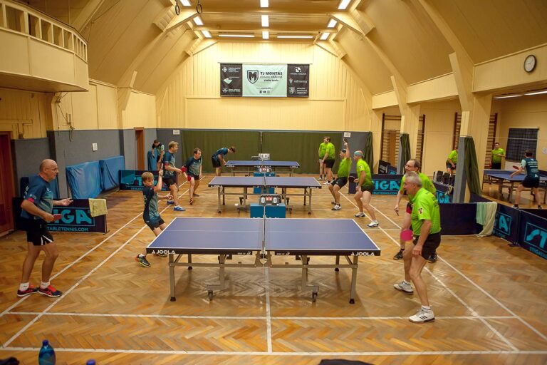 Herna stolního tenisu TJ Montas při mistrovském utkání