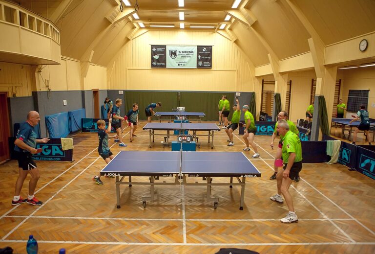 Herna stolního tenisu TJ Montas při mistrovském utkání