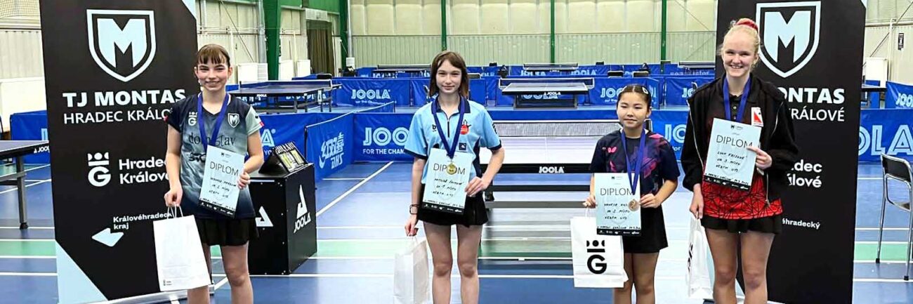 Stupně vítězů s Veronikou Markovou na VčBTM U13 v Hradci Králové 2026 Stupně vítězů s Veronikou Markovou na VčBTM U13 v Hradci Králové 2026