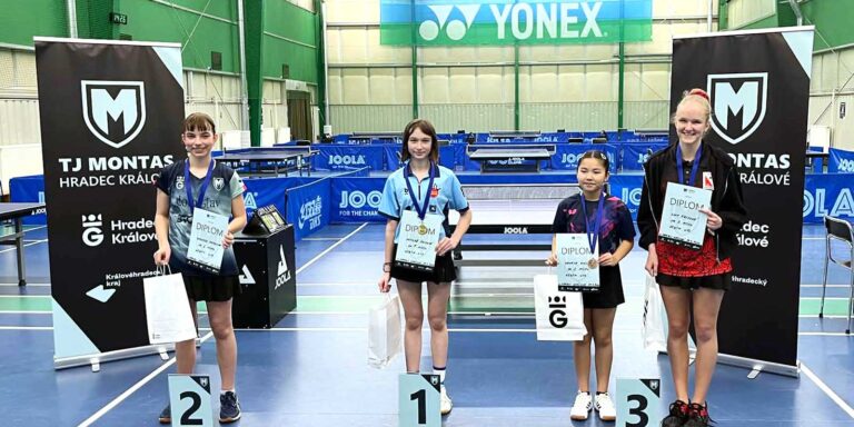 Stupně vítězů s Veronikou Markovou na VčBTM U13 v Hradci Králové 2026 Stupně vítězů s Veronikou Markovou na VčBTM U13 v Hradci Králové 2026