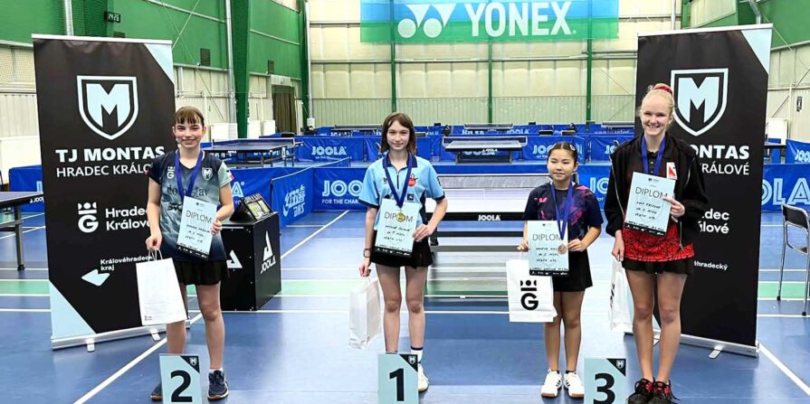 Stupně vítězů s Veronikou Markovou na VčBTM U13 v Hradci Králové 2026