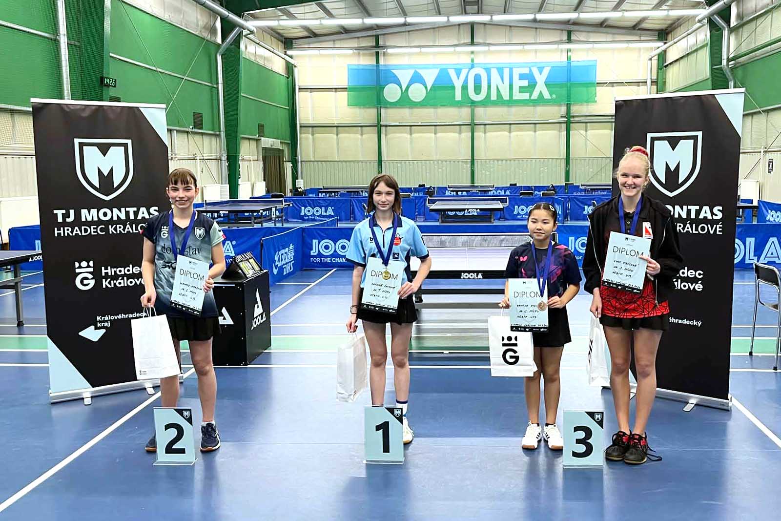 Stupně vítězů s Veronikou Markovou na VčBTM U13 v Hradci Králové 2026 Stupně vítězů s Veronikou Markovou na VčBTM U13 v Hradci Králové 2026